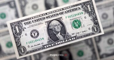 Dollari prek pikën më të ulët në tri vitet e fundit