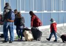 Të rinjtë shqiptar po ikin në emigracion, të moshuarit punojnë