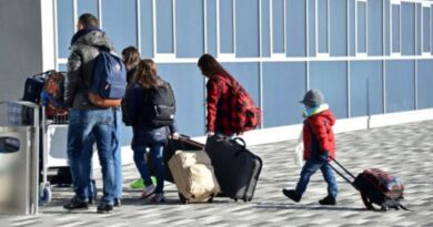 Të rinjtë shqiptar po ikin në emigracion, të moshuarit punojnë