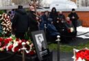 Putini “syrgjynos” priftin që kreu shërbimin përkujtimor në varrimin e Navalny