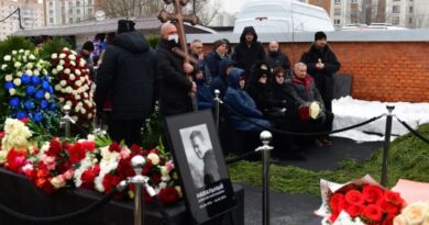 Putin “syrgjynos” priftin që kreu shërbimin përkujtimor në varrimin e Navalny