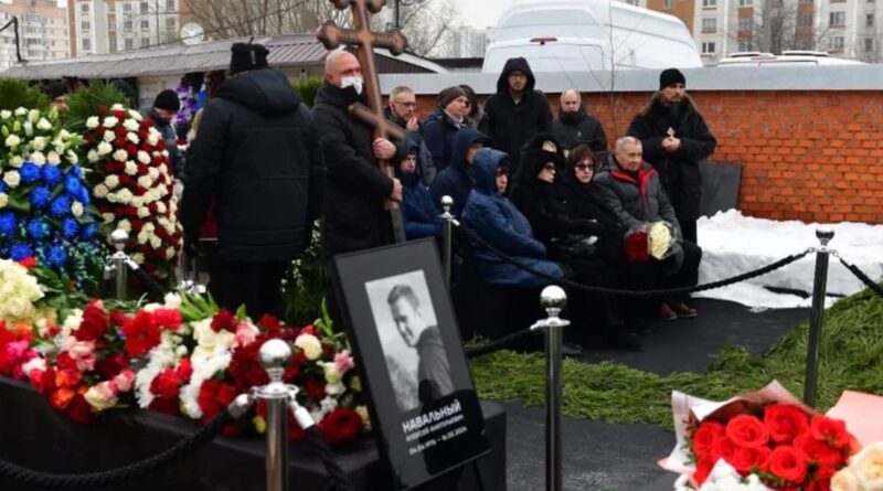 Putini “syrgjynos” priftin që kreu shërbimin përkujtimor në varrimin e Navalny