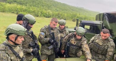 Maqedonci publikon pamje të ushtrimeve që po kryen Komanda e Forcave Tokësore