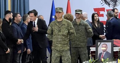 Kryeministri Kurti me ministra bënë homazhe për ish-deputetin Ali Lajçi
