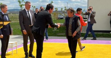 Kryeministri Kurti në Graçanicë ua dorëzon çelësat e banesave 56 familjeve të komunitetit joshumicë