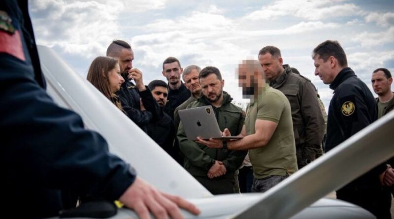 Zelenskyt i prezantohet droni kamikaz ukrainas, i cili tashmë ka arritur fitoret e para kundër Rusisë
