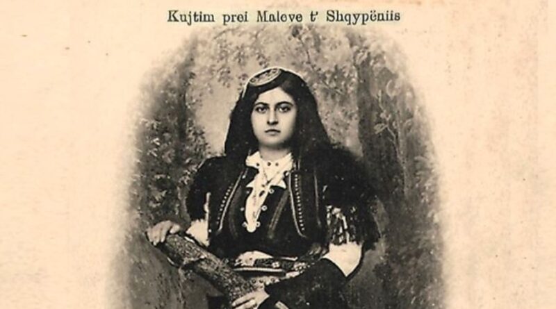 Kartolina, dritarja prej ku bota u njoh dhe u magjeps me bukurinë e gruas dhe veshjen tradicionale shqiptare