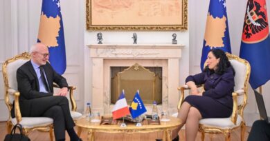 Osmani takon ambasadorin e Francës, diskutojnë për mbajtjen peng të qytetarëve nga e Serbisë në zonat kufitare