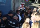 Tensione para bashkisë/ Protestuesit heqin gardhin metalik, përplasen me policinë