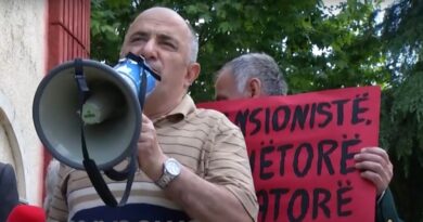 Minatorët protestë para Kuvendit të Shqipërisë, kërkojnë miratimin e statusit të veçantë: Pensioni nuk na del as për ilaçe!