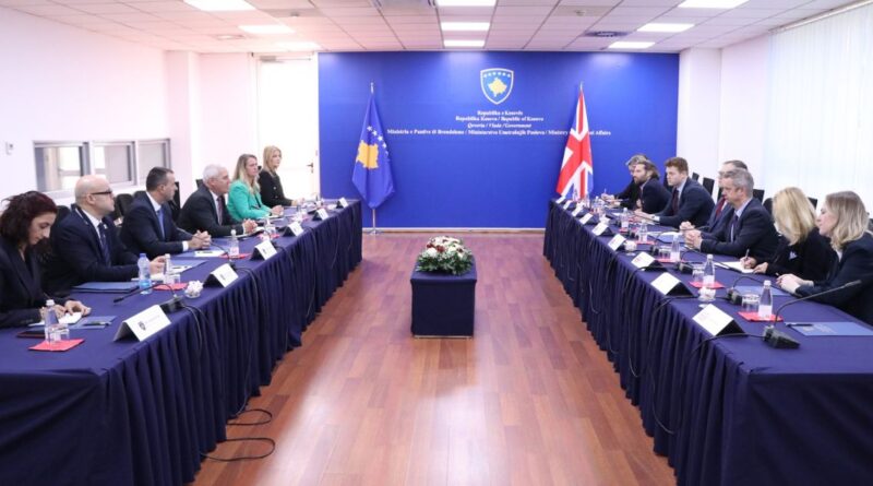 Ministri britanik në Kosovë – flasin me Sveçlën për sigurinë kufitare