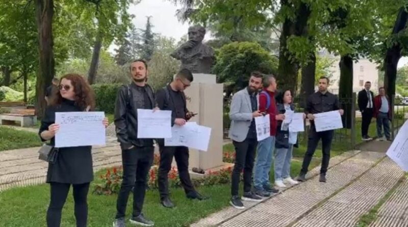 Rastet e dhunës dhe intimidimit nga politika – Gazetarët protestojnë para Kuvendit të Shqipërisë