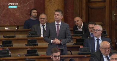 Qeveria serbe emëroi të enjten politikanin francez i cili ka shtetësi të Serbisë, Arnaud Gouillon si kreun e Zyrës së Serbisë për Diplomacinë Publike dhe Kulturore