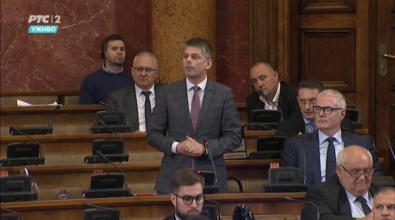 Qeveria serbe emëroi të enjten politikanin francez i cili ka shtetësi të Serbisë, Arnaud Gouillon si kreun e Zyrës së Serbisë për Diplomacinë Publike dhe Kulturore
