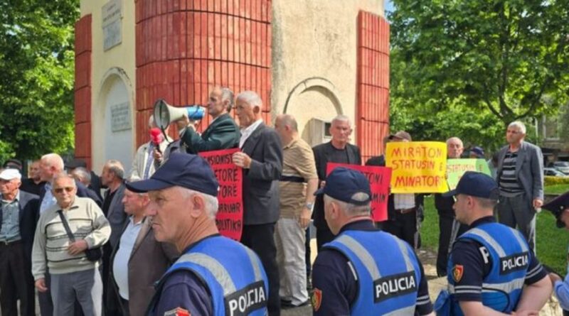 Minatorët protestë para Kuvendit të Shqipërisë, kërkojnë miratimin e statusit të veçantë: Pensioni nuk na del as për ilaçe!