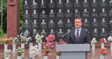 Kurti përkujton masakrat në Pejë: Serbia duhet të japë përgjegjësi
