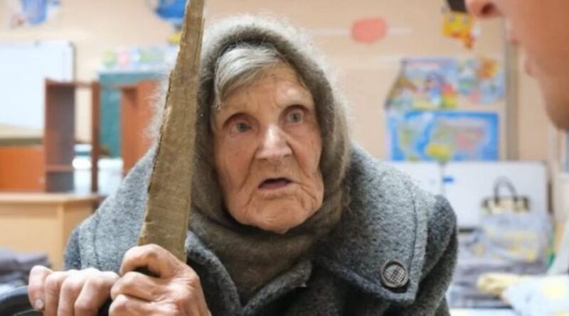 98-vjeçarja ukrainase rrëfen udhëtimin e vështirë, si eci në këmbë për t’i shpëtuar ushtrisë ruse