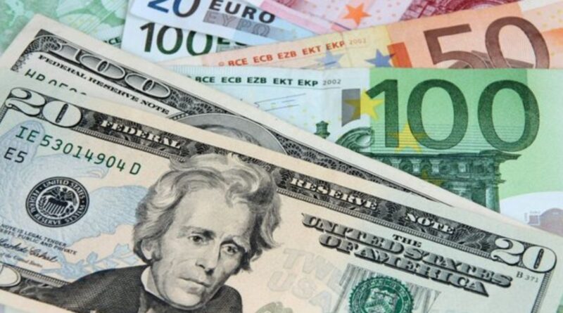 Euro prek një minimum të ri historik në tregun valutor në Shqipëri, zbret në 100.31 lekë