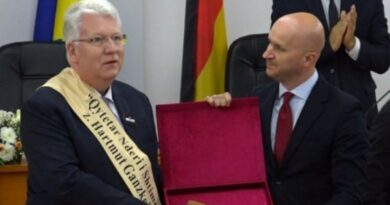 Shtimja ndan çmimin Qytetar Nderi për politikanin gjerman Hartmut Ganzke