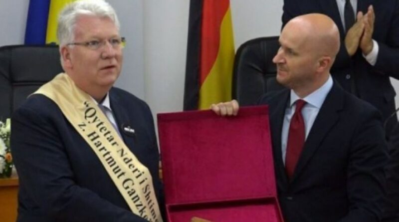Shtimja ndan çmimin Qytetar Nderi për politikanin gjerman Hartmut Ganzke