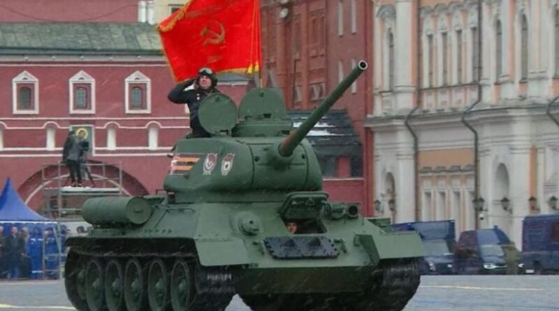 Pasojat e luftës në Ukrainë, Rusia në paradë shfaq vetëm një tank – dhe atë nga Lufta e Dytë Botërore