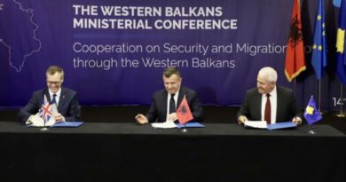 Sveçla në Tiranë nënshkruan marrëveshje për luftimin e migrimit të paligjshëm