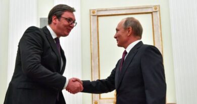 Serbia rrëshqet edhe më shumë drejt Rusisë, synon ta hartojë ligjin e modeluar nga Putini për “agjentët e huaj”
