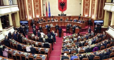 Qe dy vjet Kuvendi i Shqipërisë s’e fut në agjendë draftrezolutën për gjenocidin në Kosovë