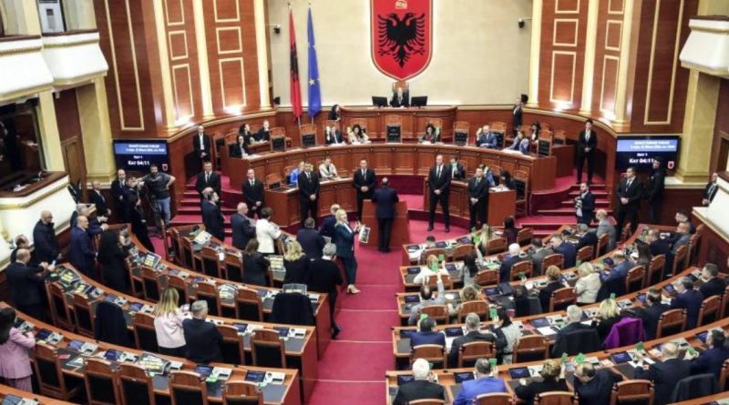 Qe dy vjet Kuvendi i Shqipërisë s’e fut në agjendë draftrezolutën për gjenocidin në Kosovë