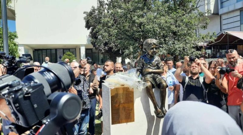 Përurohet skulptura e Leutrim Ahmetit, i vrarë gjatë luftës nga forcat serbe