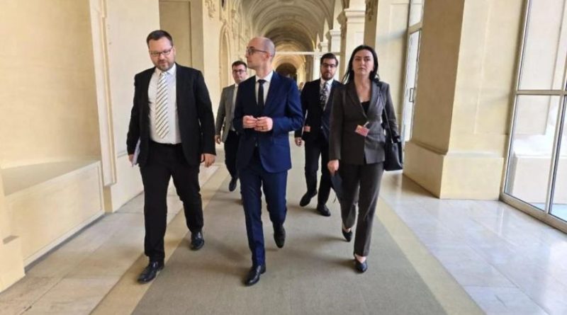 Zëvendësministri Ahmeti në Çeki rithekson kërkesën për heqjen e masave të BE-së ndaj Kosovës