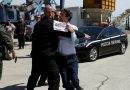 Flet deputeti italian që protestoi kundër Melonit në Lezhë: Emigrantët do të burgosen