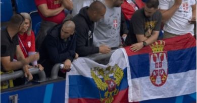 Flamuri i Rusisë krah atij serb në ndeshjen Serbi – Angli, analisti: Sanksionimi i Rusisë nga Evropa është i pakuptimtë!