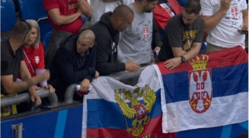 Flamuri i Rusisë krah atij serb në ndeshjen Serbi – Angli, analisti: Sanksionimi i Rusisë nga Evropa është i pakuptimtë!