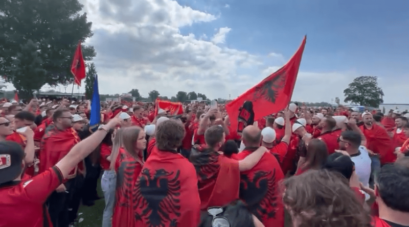 Jehon kënga ‘Shqipëri o nëna ime’, tifozët kuqezi ‘pushtojnë’ rrugët e Dyseldorfit