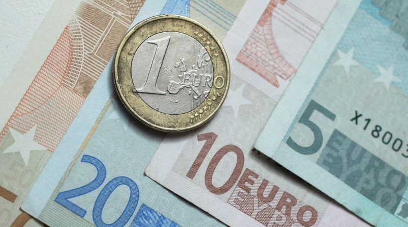 Euroja dobësohet pas rezultatit të zgjedhjeve evropiane
