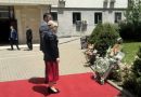Konjufca e Nikolla me homazhe pranë pllakës përkujtimore për fëmijët e vrarë nga forcat serbe gjatë luftës në Kosovë