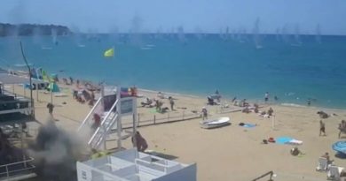 Kamerat e sigurisë filmojnë momentin e sulmit raketor në plazhin e Krimesë