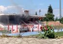 FOTO/ Merr flakë stadiumi i Korçës, zjarr në tribunë