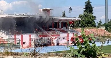FOTO/ Merr flakë stadiumi i Korçës, zjarr në tribunë