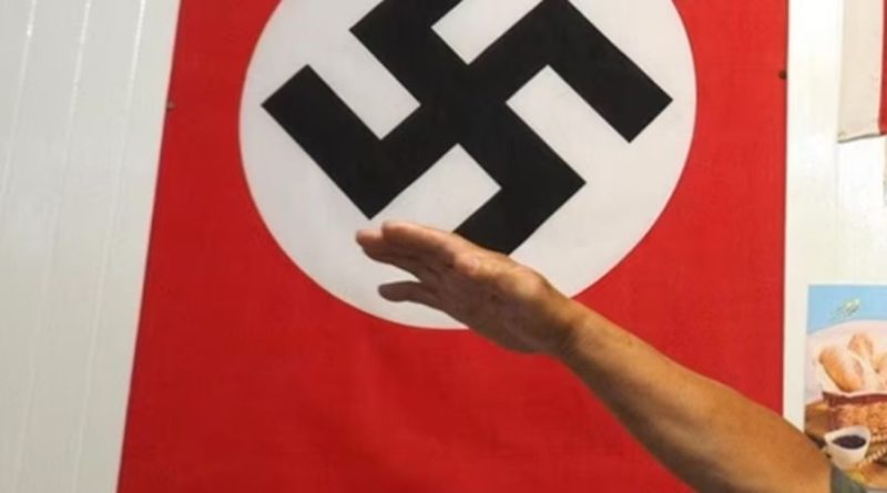 Gjermania bën të dënueshme përshëndetjen naziste edhe me dorën e majtë