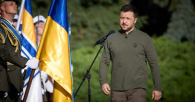 Zelensky në trevjetorin e nisjes së luftës lavdëron ukrainasit për rezistencën