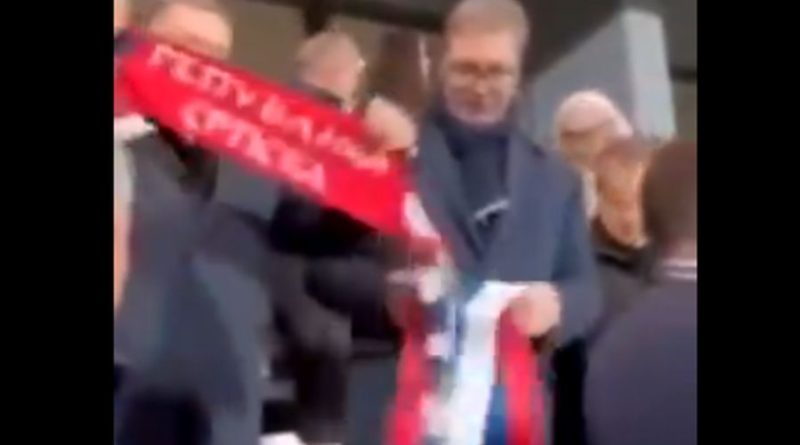 Ndeshja Serbi-Zvicër/ Vuçiqi provokon në stadium, nxjerr nga xhepi flamujt e bashkuar të Serbisë dhe Rusisë (VIDEO)