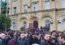 Protestuesit sulmojnë Parlamentin në rajonin Abkhazi të Gjeorgjisë, kundërshtojnë marrëveshjen me Rusinë