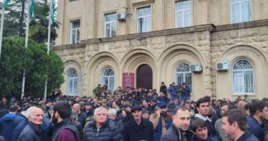 Protestuesit sulmojnë Parlamentin në rajonin Abkhazi të Gjeorgjisë, kundërshtojnë marrëveshjen me Rusinë