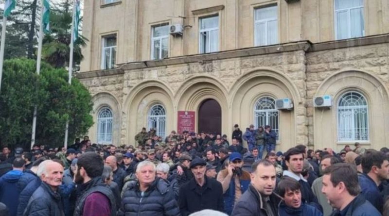 Protestuesit sulmojnë Parlamentin në rajonin Abkhazi të Gjeorgjisë, kundërshtojnë marrëveshjen me Rusinë