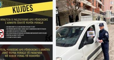 Policia e Kosovës shpërndan fletëpalosje me mesazhe vetëdijesimi për parandalimin e armëve nëMitrovicë