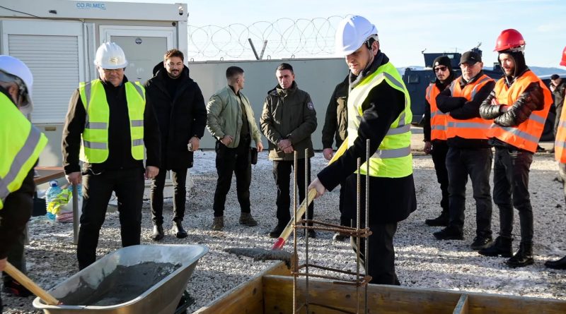 Kryeministri Kurti vendos gurthemelin e nënstacionit policor të policisë kufitare në Izvor të Zveçanit, dy kilometra nga kufiri me Serbinë