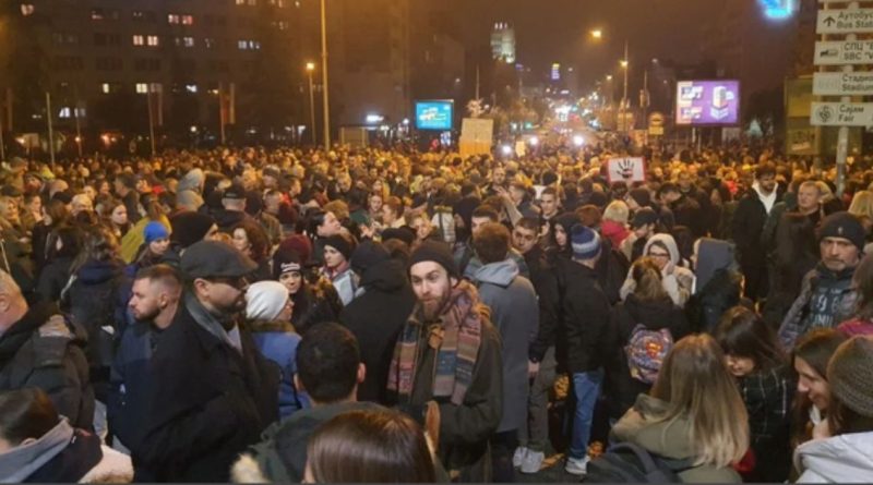 “Ik Vuçiq, duart i ke me gjak”/ Nuk ndalen protestat në Serbi, mijëra qytetarë mbushin rrugët e Novi Sadit