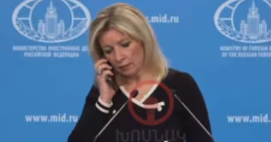 Zëdhënëses së ministrisë së Jashtme ruse i cingëron telefoni në konferencë, dikush e urdhëron të mos flasë për sulmin me raketë ndërkontinentale në Ukrainë